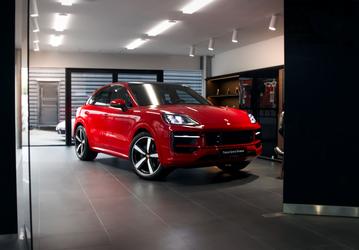 Porsche Cayenne 2023 с адаптивной подвеской появились в России. Объявлены цены