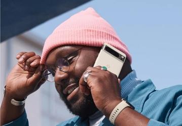 Это Google Pixel 8 Pro и, вероятно, Pixel Watch 2. Смартфон засветился на официальном фото