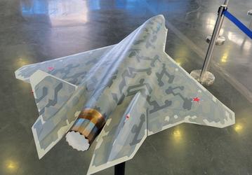 Таким будет беспилотный истребитель Су-75 Checkmate. Передовой самолёт впервые показали в виде масштабной модели