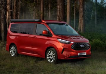 Представлен самый уютный Ford Transit. В оснащении Ford Transit Custom Nugget 2024 — кровать с подогревом, холодильник и плита