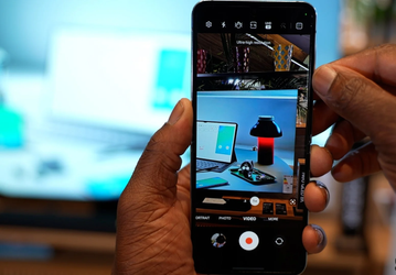 Живые люди складывают и раскладывают смартфоны в прямом эфире: Motorola Razr 40 Ultra и Samsung Galaxy Z Flip5 в многочасовом тесте на прочность