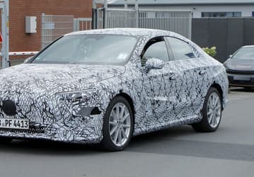 Это будущий «бюджетный» электрический седан Mercedes-Benz. Новый CLA засняли на дорогах за несколько недель до анонса