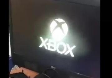 Ужасно обгоревшая в пожаре Xbox Series S продолжает работать. Приставка лишилась пластикового корпуса, но каким-то чудом осталась жива