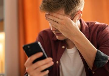 Мошенники вышли на новый уровень: притворяются коллегами по работе и просят отвечать на звонки