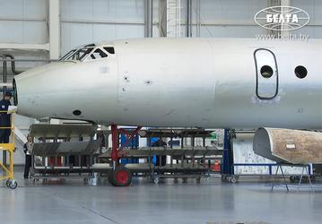 В Белоруссии показали, как ремонтируют российские самолёты Як-40 и Ту-134. Александр Лукашенко поведал о своей мечте создать белорусский самолёт