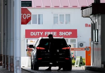 Официально: россиянам запрещено ввозить в Европу автомобили, ноутбуки, мобильные телефоны, фотокамеры