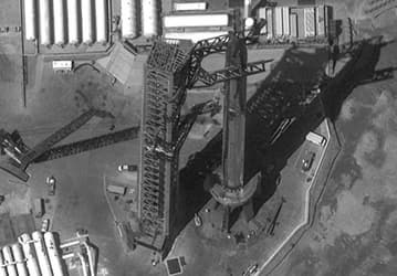 Starship видно даже из космоса: спутник WorldView-1 запечатлел ракету на пусковой установке