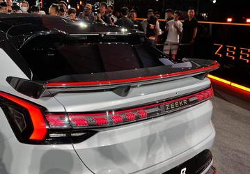 Самый быстрый в мире серийный автомобиль сравнили с Tesla Model S Plaid. 1265-сильный Zeekr 001 FR может делать танковый разворот