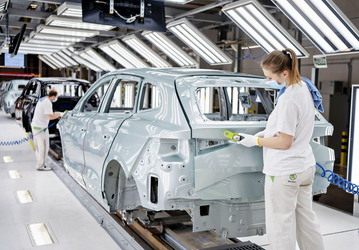 Skoda остановила выпуск машин из-за наводнения и нехватки комплектующих. Компания пробует договориться о поставках с китайцами
