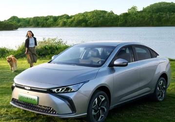 Представлен новейший седан Geely с HarmonyOS, с разгоном до 100 км быстрее чем за 7 с и скрытыми ручками