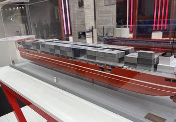 Представлена модель первого российского универсального сухогруза-контейнеровоза. Названа цена