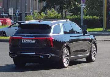 Пока чиновники пересаживаются на отечественные авто, ФСБ начала закупать роскошные внедорожники Hongqi. Hongqi E-HS9 купили на замену Land Cruiser
