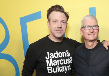 Тим Кук посмотрел весь третий сезон сериала «Тед Лассо» на Apple Vision Pro