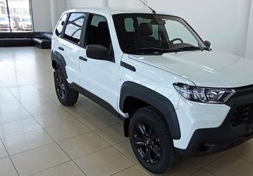 «АвтоВАЗ собирает машины по принципу: что удалось достать из комплектующих, то и ставим», — Lada Niva Travel Black без рейлингов и шильдика показали на фото
