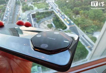 Два кабеля, два зарядных устройства, чехол и гарнитура. Huawei Mate 60 RS Ultimate Design получил богатый комплект поставки