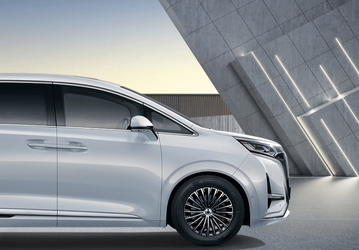 Популярное детище BYD и Mercedes-Benz и король минивэнов: менее чем за год выпущено более 100 000 Denza D9