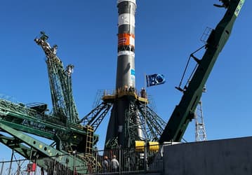 «Особенный» рассвет на Байконуре: ракету с пилотируемым «Союзом» вывезли на стартовый комплекс
