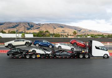 Опубликовано «семейное фото» Tesla со всеми актуальными моделями, включая Semi и Cybertruck
