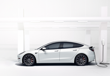 Владелец трёхлетней Tesla оказался перед непростым выбором: заменить АКБ за $12 тыс. или продать автомобиль за $16 тыс.