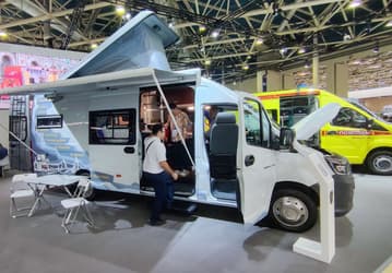 «Газель NN» превратили в «просторный автодом для путешествий семьи из 4 человек». В машине есть душевая кабина, туалет, кухня и двухметровая кровать