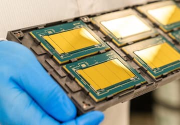 Intel показала «полосатый» процессор. CPU Granite Rapids состоит из пяти чиплетов и выглядит необычно