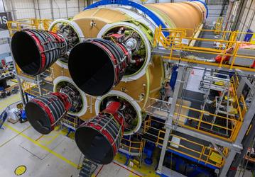 Техники установили четвёртый (и последний) двигатель RS-25 на ракету SLS, которая доставит миссию Artemis 2 на Луну в конце 2024 года