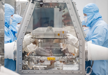 В NASA вскрыли контейнер с «космическим сокровищем» OSIRIS-REx: обнаружена чёрная пыль и мусор