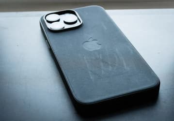 «То, что вы слышали до сих пор, правда: новые чехлы и аксессуары Apple FineWoven очень плохие». Обзоры показывают, что чехлы невероятно легко повредить 