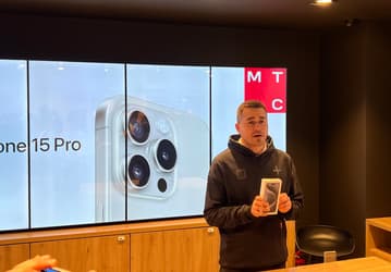 В Россию привезли и распаковали первый iPhone 15 Pro Max — за день до начала мировых продаж