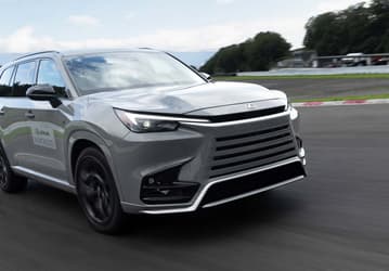 Шумно, валко и с турбоямой. Новейший кроссовер Lexus TX 2024 прошел первый тест-драйв за несколько недель до старта продаж