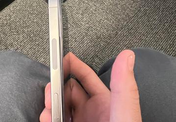 Появился первый iPhone 15 Pro со вздувшимся аккумулятором. Вполне возможно, это произошло из-за перегрева