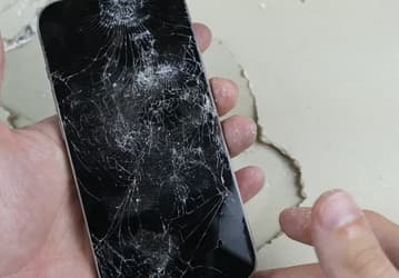 «Титановый» iPhone 15 Pro протестировали при помощи ножа и молотка. Хваленая титановая рамка оказалась слабым местом