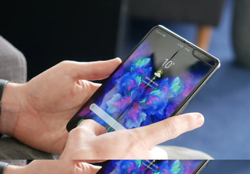 Стекло или пластик? Samsung ещё не решила, какой материал будет защищать дисплей Galaxy Fold 2
