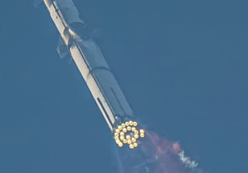 SpaceX необходимо исправить 63 проблемы, чтобы космический корабль Starship вновь поднялся в воздух. Авиарегулятор США опубликовал отчет о первом полете Starship 