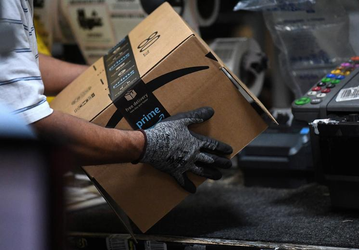 Amazon наймет в США еще 100 000 сотрудников