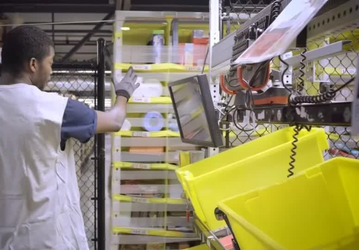 Amazon платит вдвойне работникам складов за сверхурочную работу 