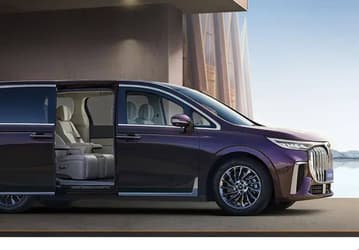 Роскошный аналог Toyota Alphard с мощностью 570 л.с., полутораметровым экраном в салоне и запасом хода 1231 км. Представлен Voyah Dreamer 2024