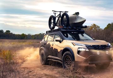 Представлена внедорожная версия нового Nissan X-Trail. Кроссовер приподнялся на 7,5 см, получил дополнительный свет и «зубастую» резину