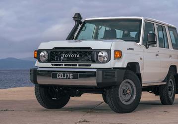 Toyota представила обновленный 10-местный Land Cruiser 70, который нельзя купить. Он получил классический «автомат» и новый дизельный мотор