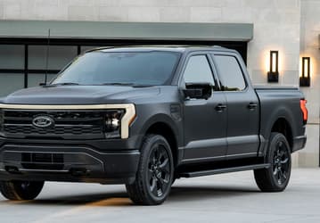 Ford F-150 Lightning оказался ненужным. Продажи рухнули, Ford сокращает производство в пользу версии с ДВС