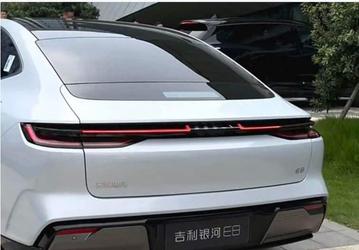 Новый Geely получил 45-дюймовый экран 8K, штурвал и аэродинамичный дизайн при цене около $27 000