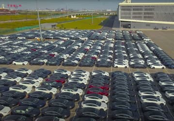 Тысячи обновлённых Tesla Model 3 сфотографировали перед отправкой в Европу