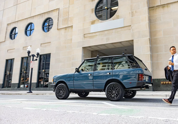 «Оригинальный Range Rover о таком мог только мечтать». Представлена новая версия легендарного внедорожника в классическом кузове с новыми двигателем и салоном