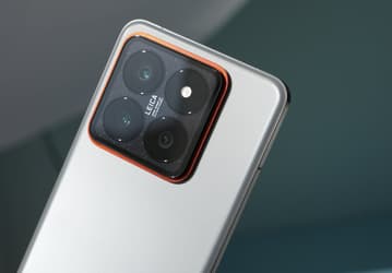 Это титановый Xiaomi 14 Pro, и он блестит внутри. Живые фото смартфона