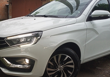 АвтоВАЗ начал отгружать Lada Vesta NG в комплектации Enjoy с камерой заднего вида. Названа цена