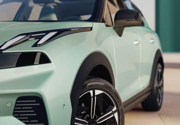 299-сильный старший брат Geely Coolray с расходом 5 л на 100 км — дешевле $25 000. Представлен гибридный кроссовер Lynk & Co 06 EM-P