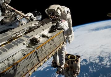 Астронавты соберут образцы с внешней поверхности МКС для научного исследования микроорганизмов