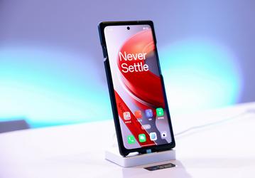 Смартфон с самым ярким экраном в мире. OnePlus 12 впервые показали вживую