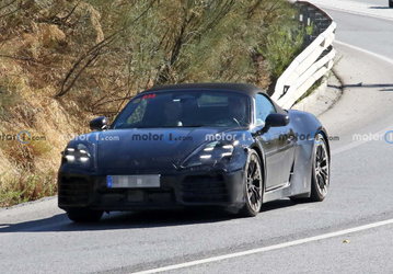 Porsche Boxster 2025 показали со всех сторон