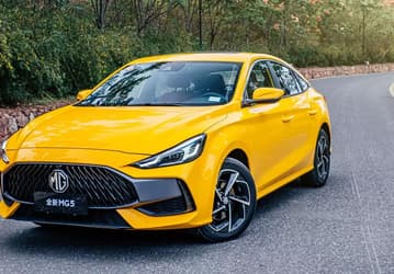 Седан за 2,39 млн рублей с дизайном в духе Mercedes CLA, отличным оснащением и 2 педалями. В России начали продавать седаны MG 5